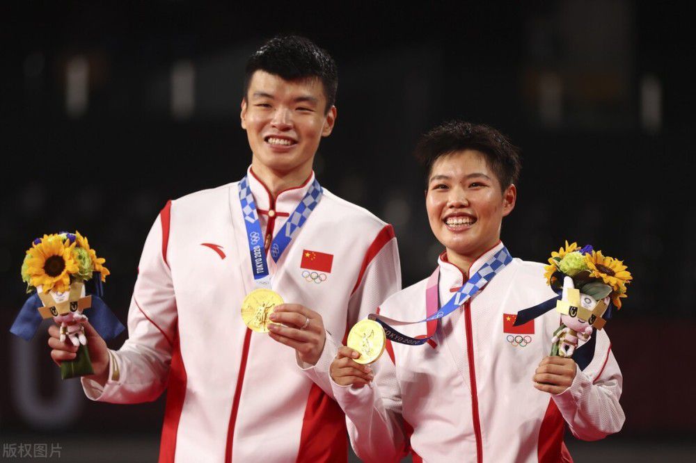 而在海报右侧吴京饰演的刘培强则眼神坚定注视远方，在空间站守护地球的他面对地球的危机，将会何去何从？此次发布的;文武香贵人物海报与常规的电影人物海报不同，他们都不是专业演员，而是导演大鹏真实的家人，是毫无表演经验的素人